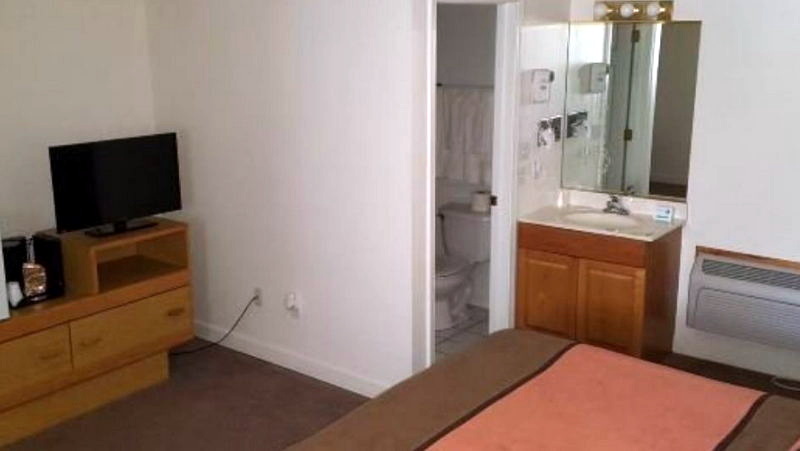 Captains Quarters (Swan Motel) - Web Listing Photo (newer photo)